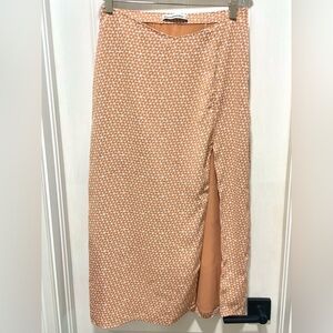 NWOT. Abercrombie skirt with front/side slit.